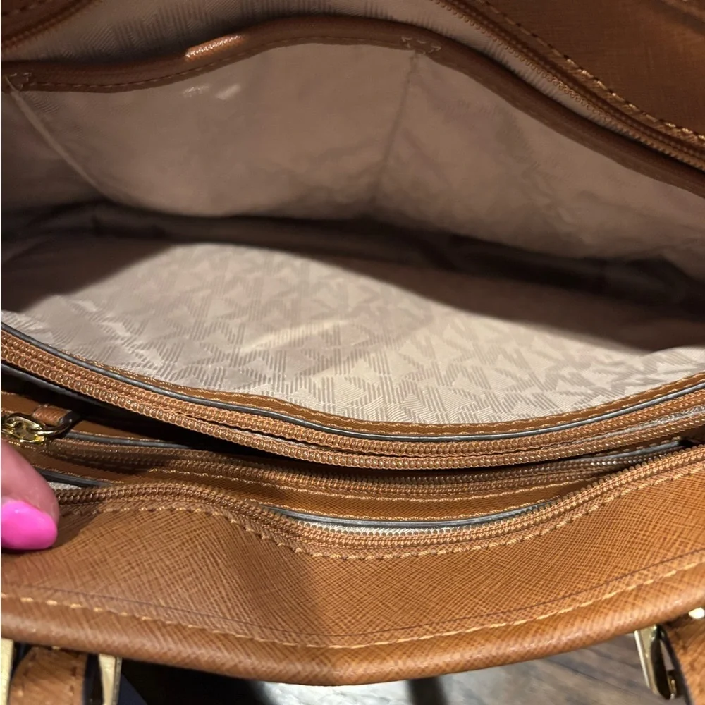 Authentic MICHAEL Michael Kors Jet Set Item Medium Top Zip Snap Pocket Tote